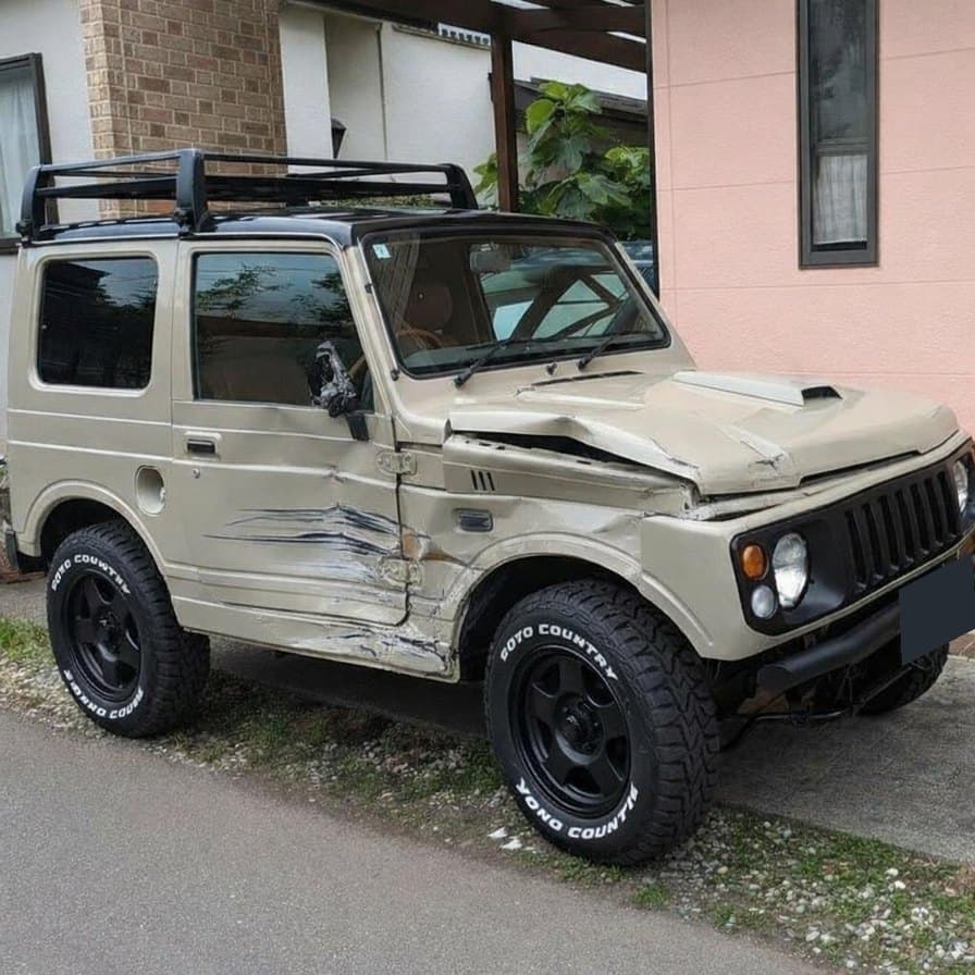 同じ車両の写真に、フロントと側面の損傷を合成した画像。検査の対象となる